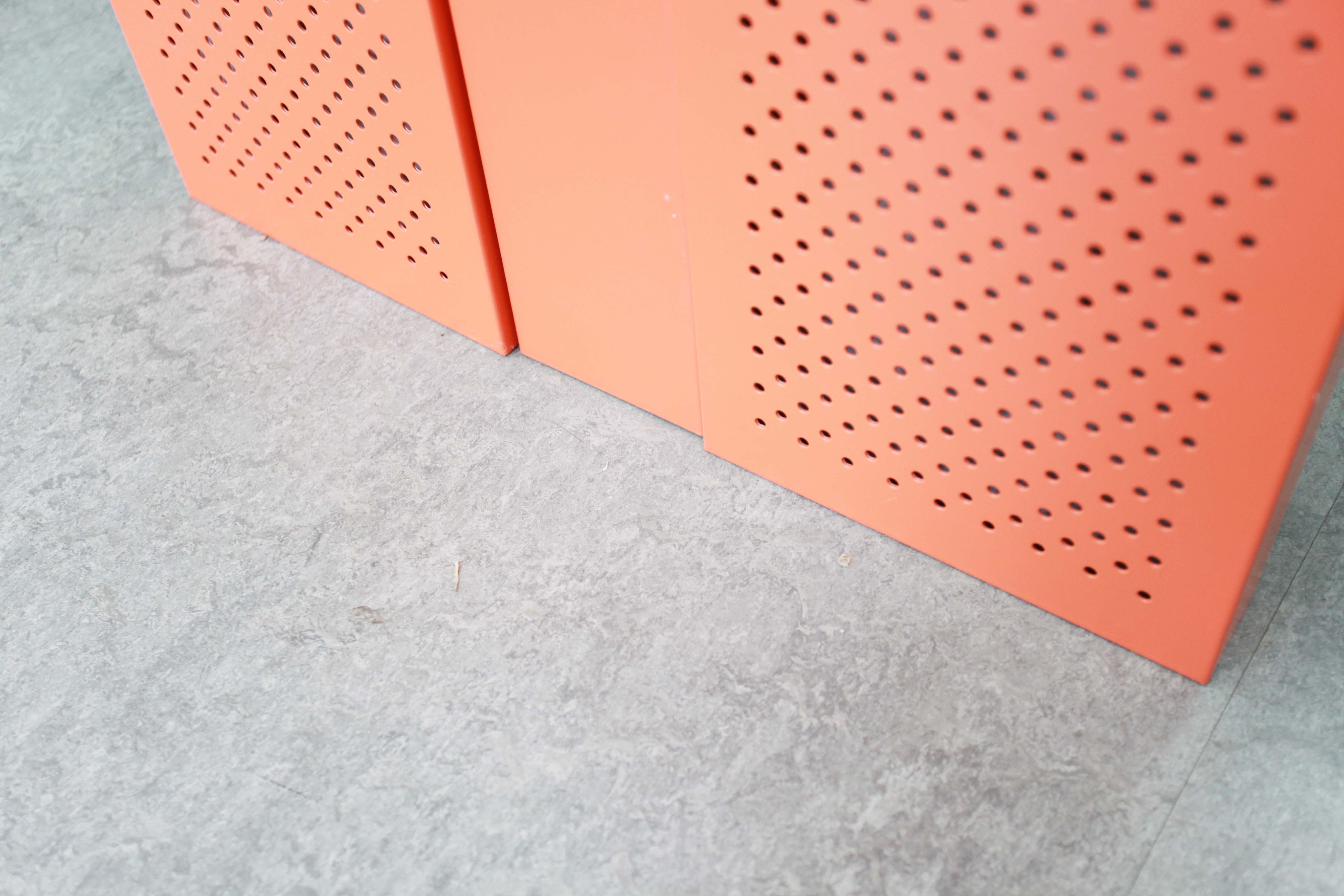 亞麻地板和書籍的碰撞